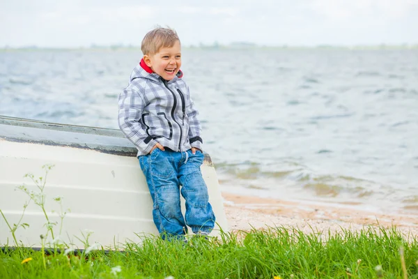 Garçon assis sur le bateau — Photo