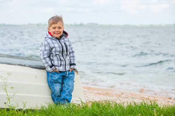 Мальчик сидит на лодке — стоковое фото