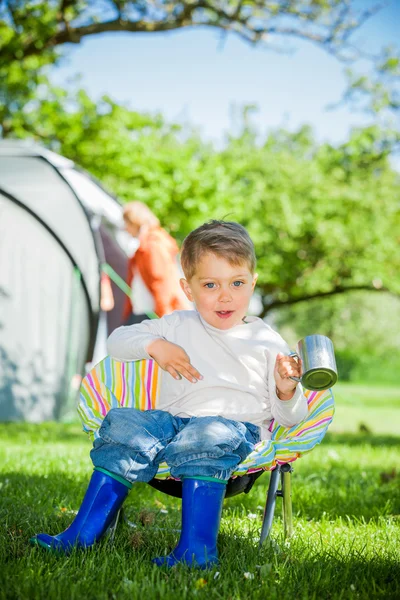 Chłopiec w camping świetnie na zewnątrz — Zdjęcie stockowe
