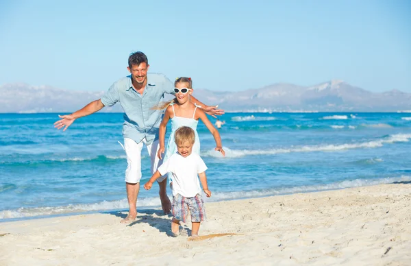 Gelukkige familie op tropisch strand — Stockfoto