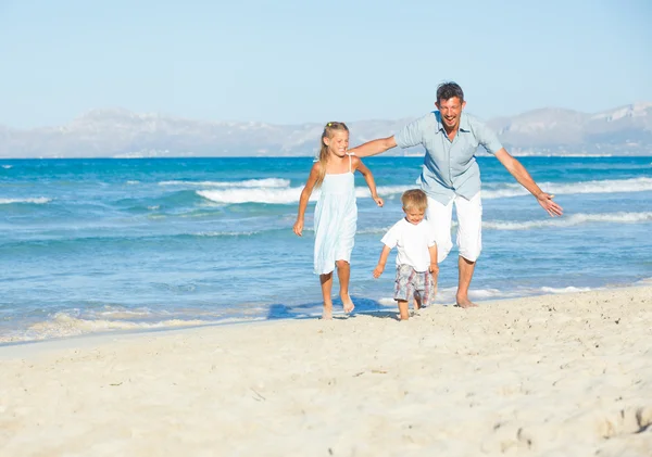 Gelukkige familie op tropisch strand — Stockfoto