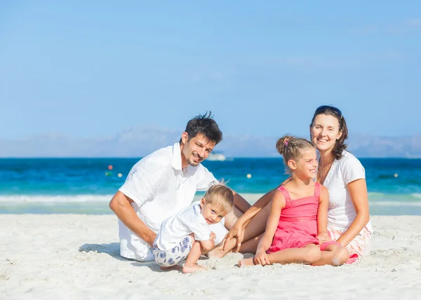 Famiglia di quattro persone sulla spiaggia tropicale — Foto Stock