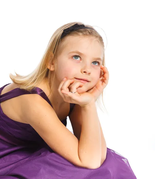 Молодая модель в фиолетовом платье — стоковое фото