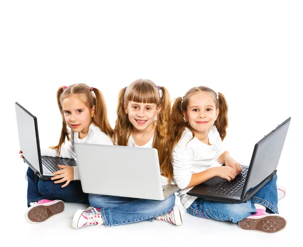 Три привлекательные девушки с ноутбуком — стоковое фото