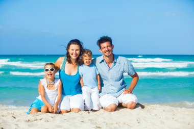 tropik sahilde eğlenmek aile