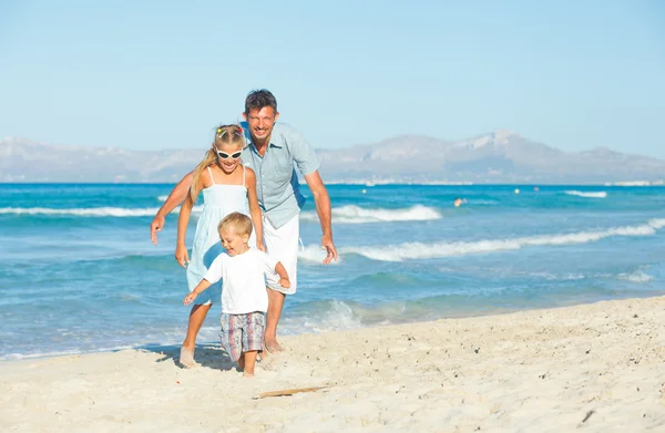 Šťastná rodina na tropické pláži — Stock fotografie