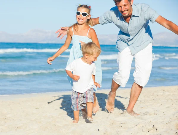 Boldog család a trópusi tengerparton — Stock Fotó