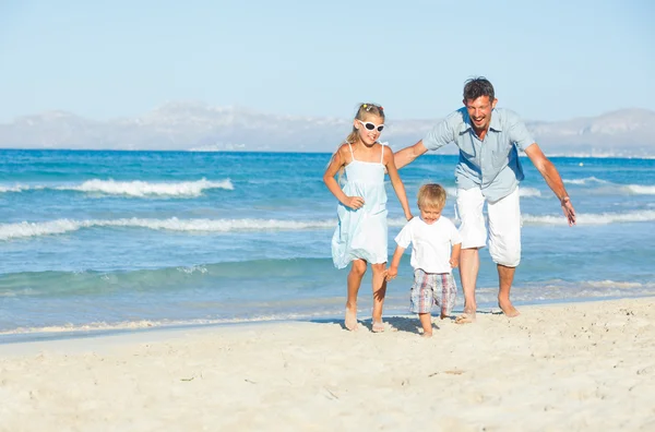 Tropik sahilde mutlu bir aile — Stok fotoğraf