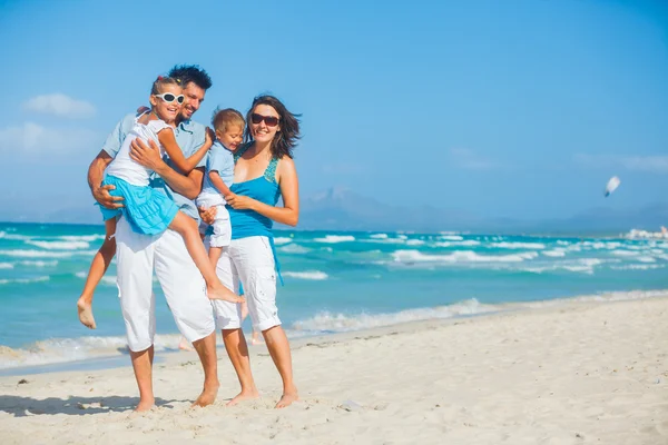Familjen ha roligt på tropisk strand — Stockfoto