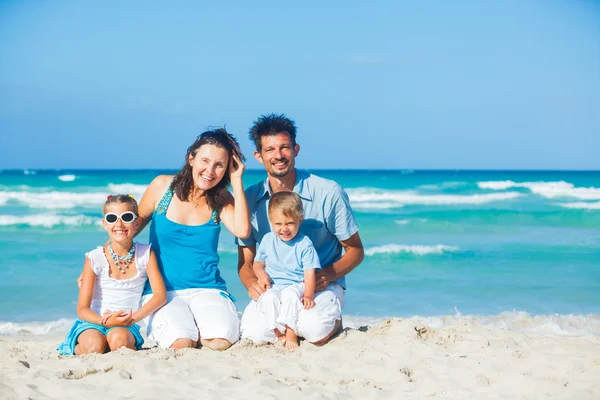 Familie amüsiert sich am tropischen Strand — Stockfoto