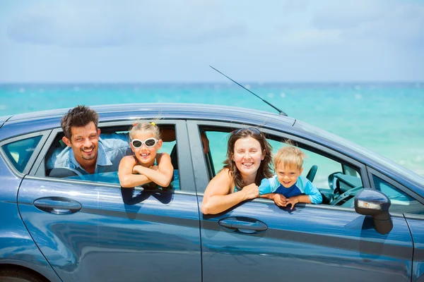 Família de quatro dirigindo em um carro — Fotografia de Stock