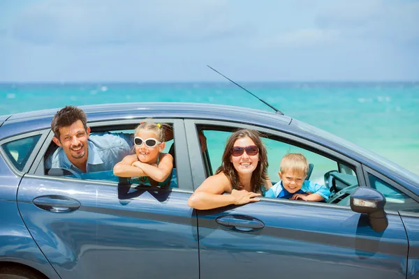 Vierköpfige Familie fährt im Auto — Stockfoto