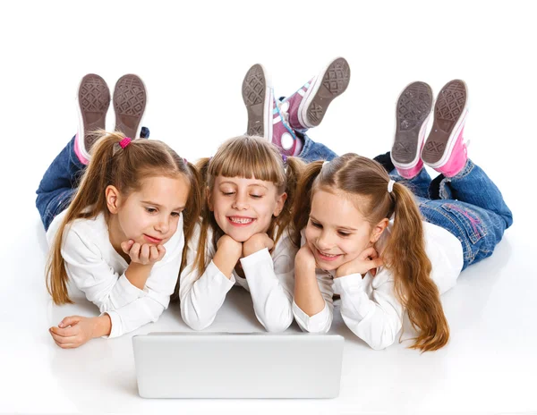 Tre ragazza attraente utilizzando un computer portatile — Foto Stock