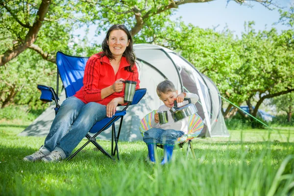 Couple camping in the great outdoors — Stock Photo, Image