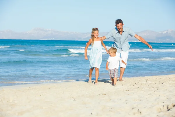 热带海滩上的快乐家庭 — 图库照片
