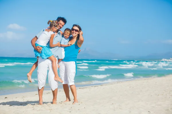 Familie plezier op tropisch strand — Stockfoto