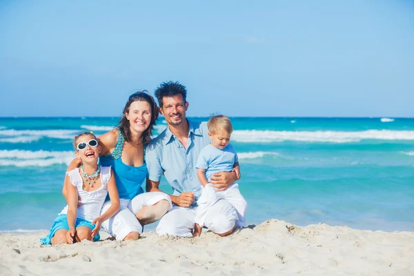 Family having fun on tropical beach — Stock Photo, Image