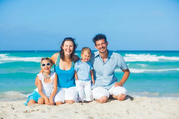 Familie plezier op tropisch strand — Stockfoto
