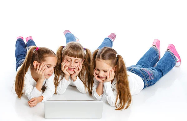 三个有吸引力的女孩使用的便携式计算机 — 图库照片