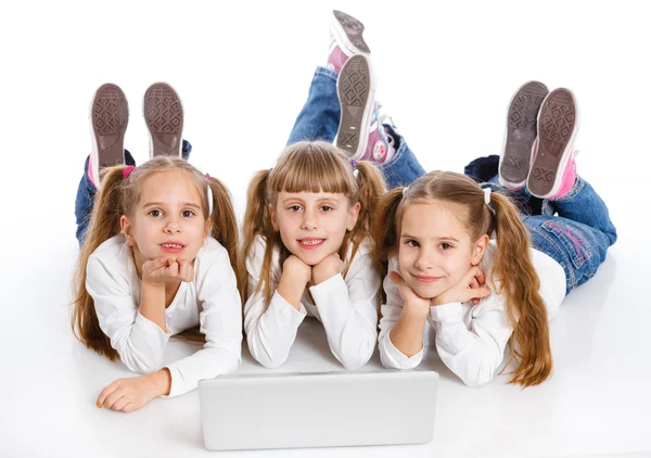 Tres chica atractiva usando un ordenador portátil —  Fotos de Stock