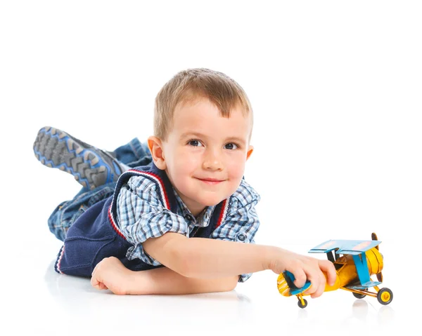 Söt liten pojke leker med en leksak flygplan — Stockfoto