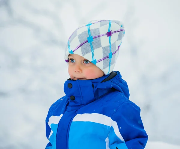 Niño de invierno lanzando bola de nieve — Foto de Stock
