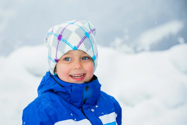 Зимний мальчик бросает снежок — стоковое фото