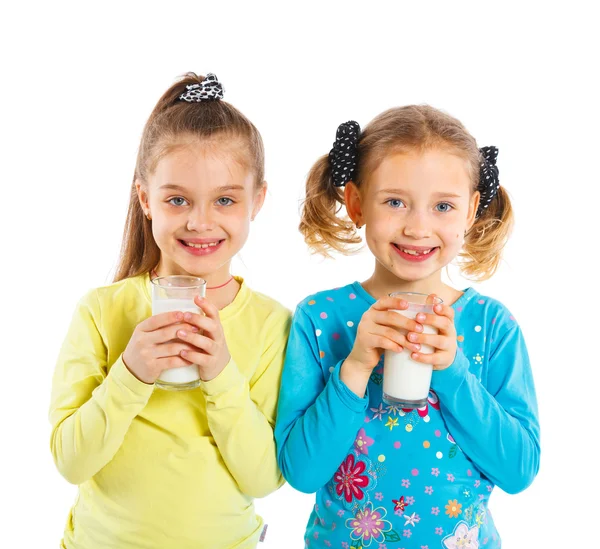 两个女孩与牛奶 — 图库照片