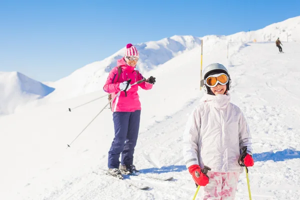 Šťastný lyžaři — Stock fotografie