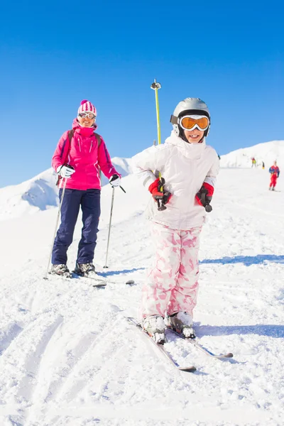 Esquiadores felices — Foto de Stock