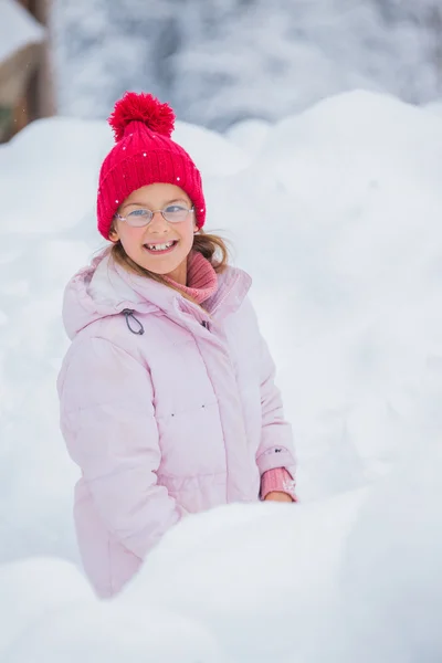 Vintern flicka kastar snöboll — Stockfoto