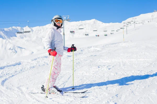 Jong meisje een skikleding — Stockfoto