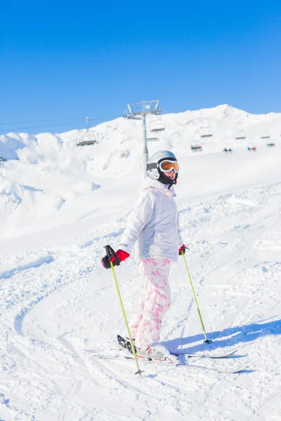 Chica joven un traje de esquí — Foto de Stock