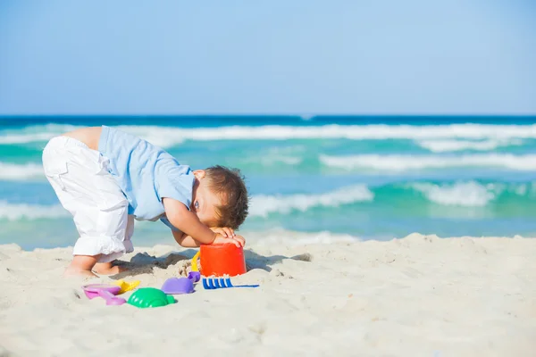 Αγόρι με παιχνίδια στην παραλία — Φωτογραφία Αρχείου