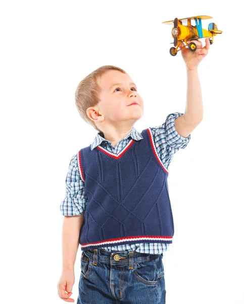 Милий маленький хлопчик грає з іграшковим літаком — стокове фото