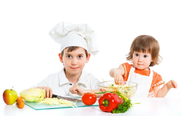 Two smiling kids mixing salad — Stock Photo, Image