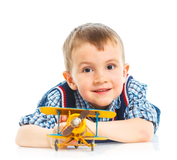 Bonito menino brincando com um avião de brinquedo — Fotografia de Stock