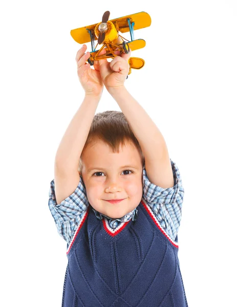Милый маленький мальчик играет с игрушечным самолетом — стоковое фото