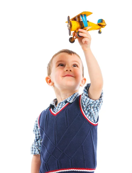 Niedlicher kleiner Junge spielt mit einem Spielzeugflugzeug — Stockfoto