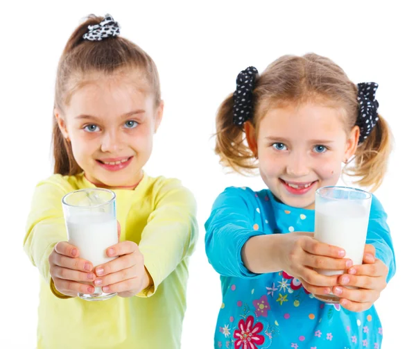 Twee meisje met melk — Stockfoto