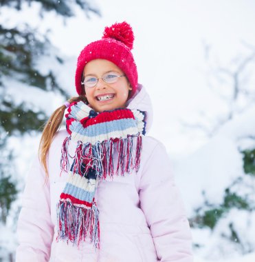 winter meisje gooien sneeuwbal