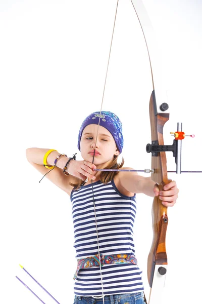 활쏘기를 하는 십 대 소녀 — 스톡 사진
