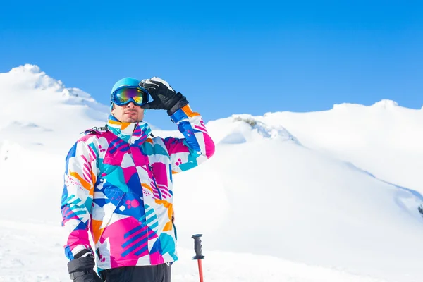 Jonge man met ski's en een skikleding — Stockfoto