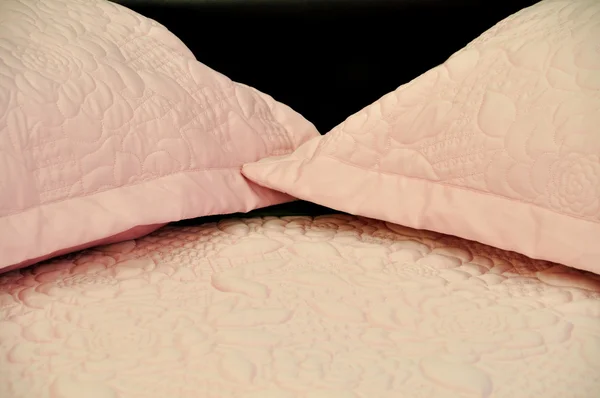 Almohadas y cama — Foto de Stock