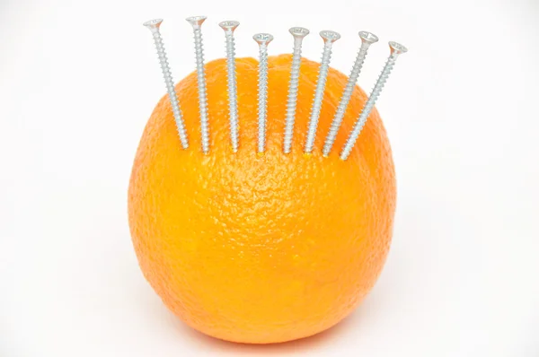 Owoc pomarańczowy i śruby — Zdjęcie stockowe