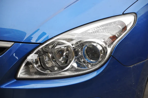 Lâmpada principal do carro azul — Fotografia de Stock
