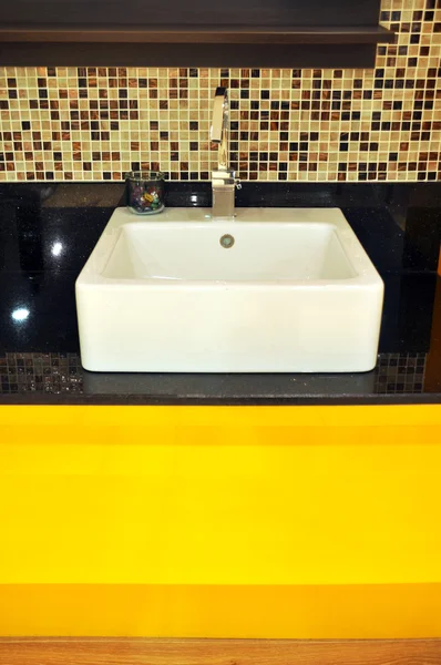 Moderne badkamer wastafel — Stockfoto