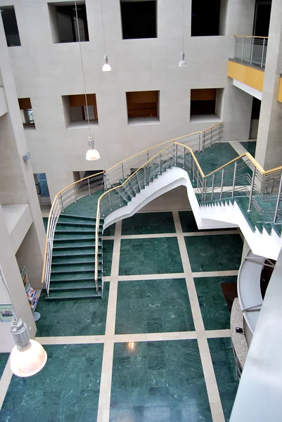 Escaleras verdes y vestíbulo — Foto de Stock