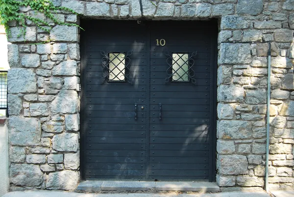 Porți de fier și perete de piatră — Fotografie, imagine de stoc