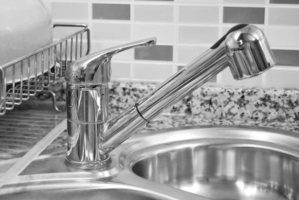 Chiuvetă de bucătărie și robinet — Fotografie, imagine de stoc